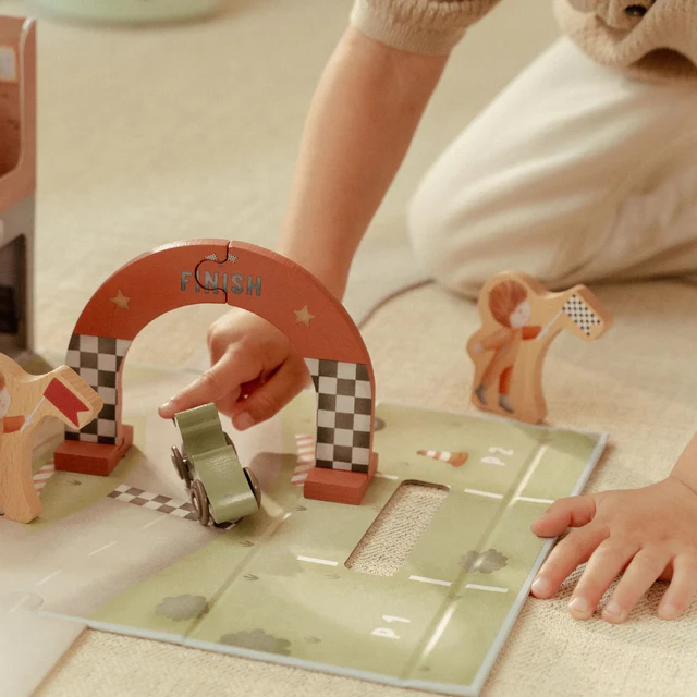 Circuit de course en bois – Image 5